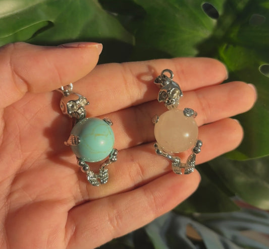 Skulls grasp pendant
